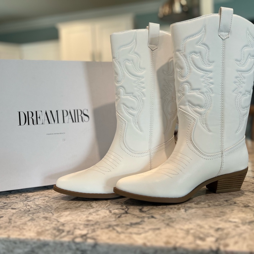 NWT Women’s Dream Pairs White Cowboy Boots